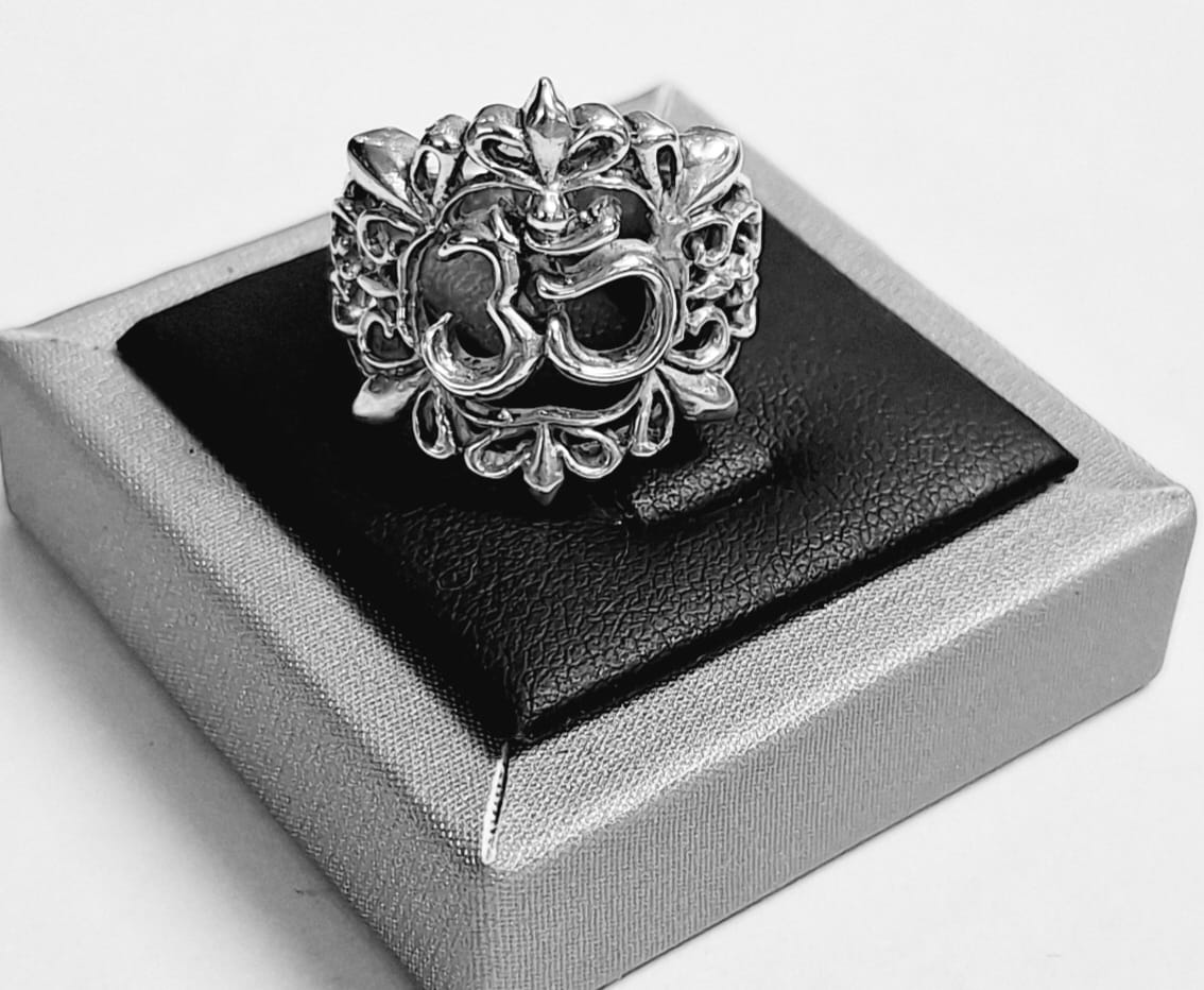 Anillo Simbolo Om en Plata Ley 925, sello de autenticidad Plata Ley .925