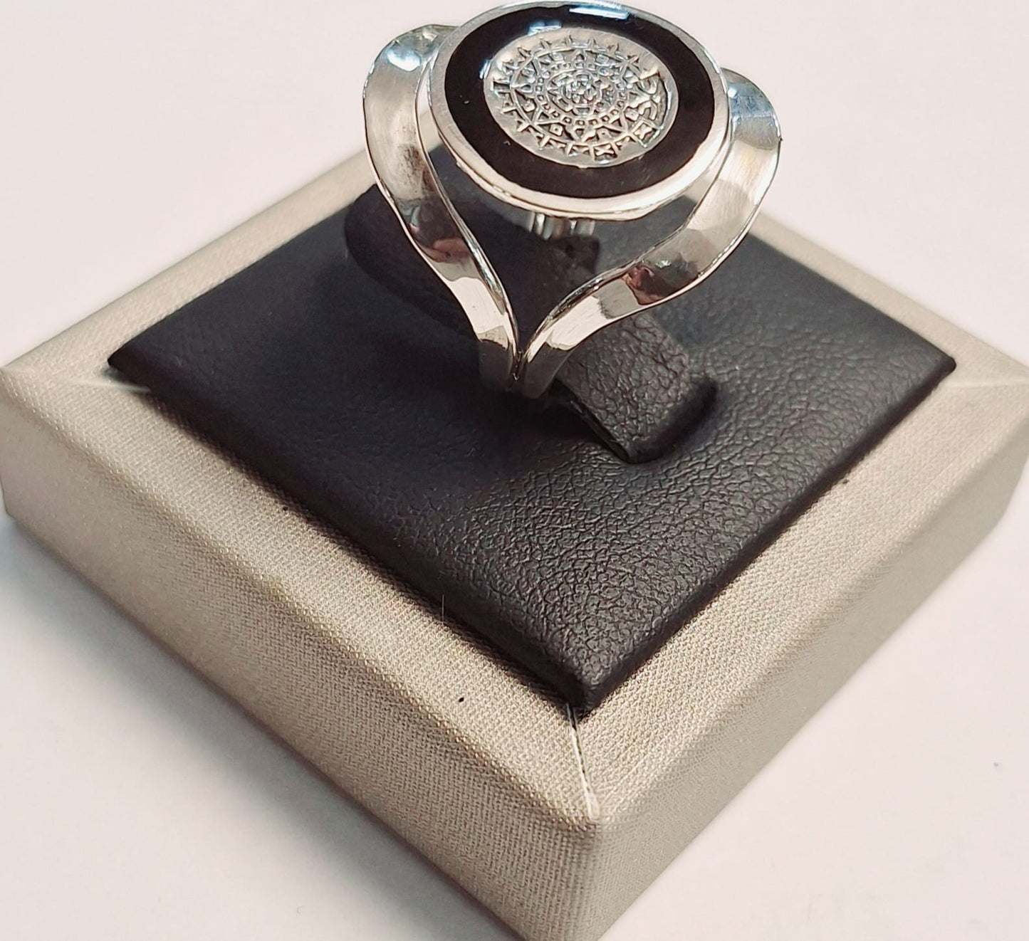 Anillo Martillado Calendario Azteca en Plata Ley 925, sello de autenticidad Plata Ley .925