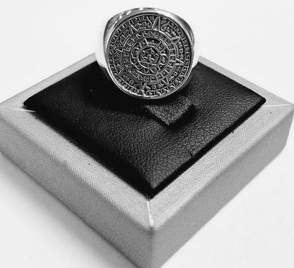 Anillo Calendario Azteca en Plata Ley 925, vista frontal