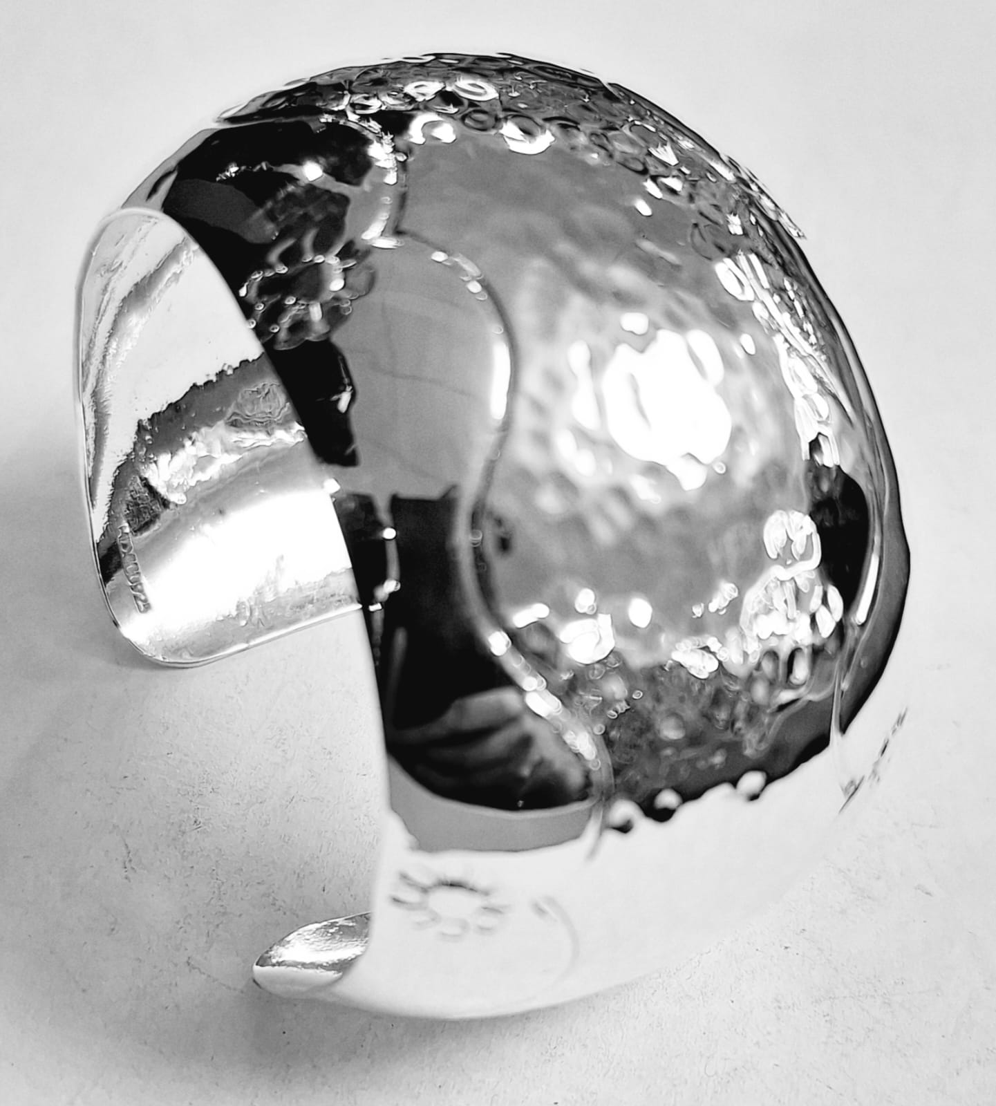 Brazalete Martillado en Plata Ley en Plata Ley 925, sello de autenticidad Plata Ley .925