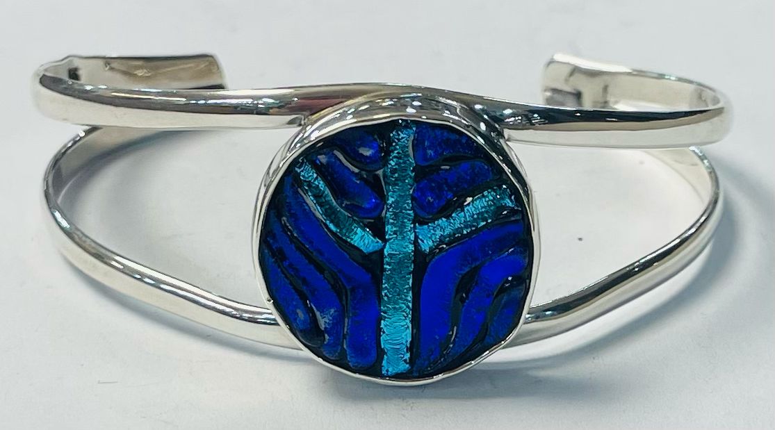 Sello de ley en el interior del brazalete con dicroico en plata ley 925