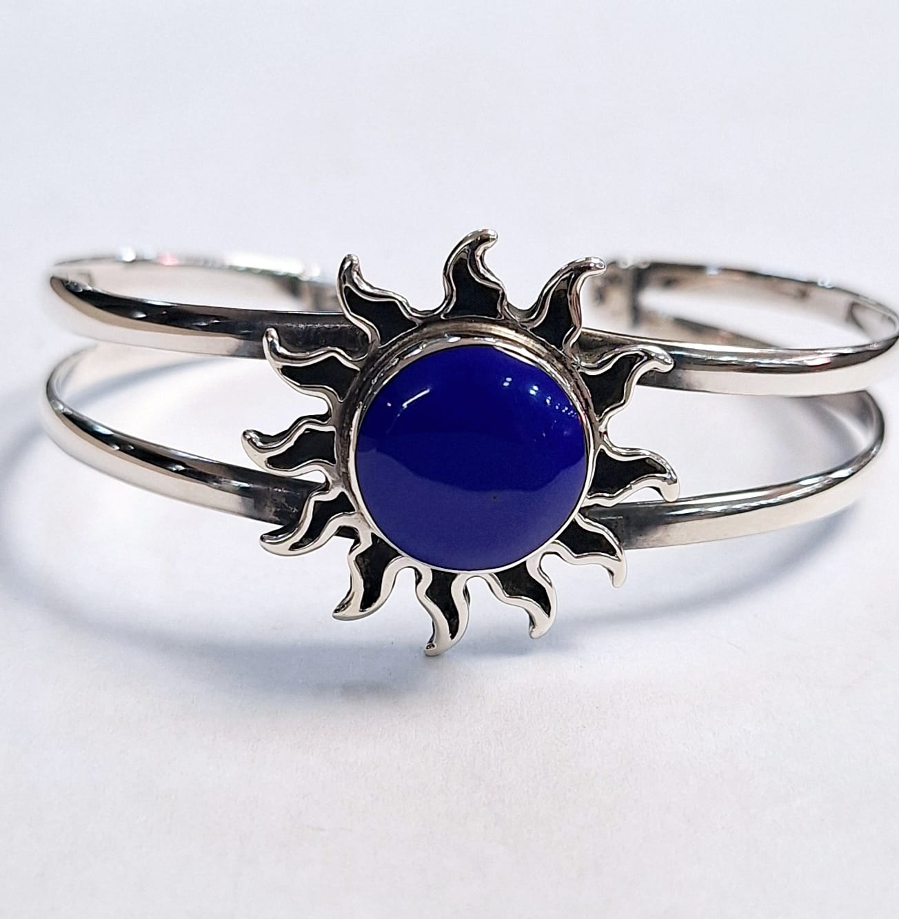 Sello de ley en el interior del brazalete con lapizlasuli en plata ley 925