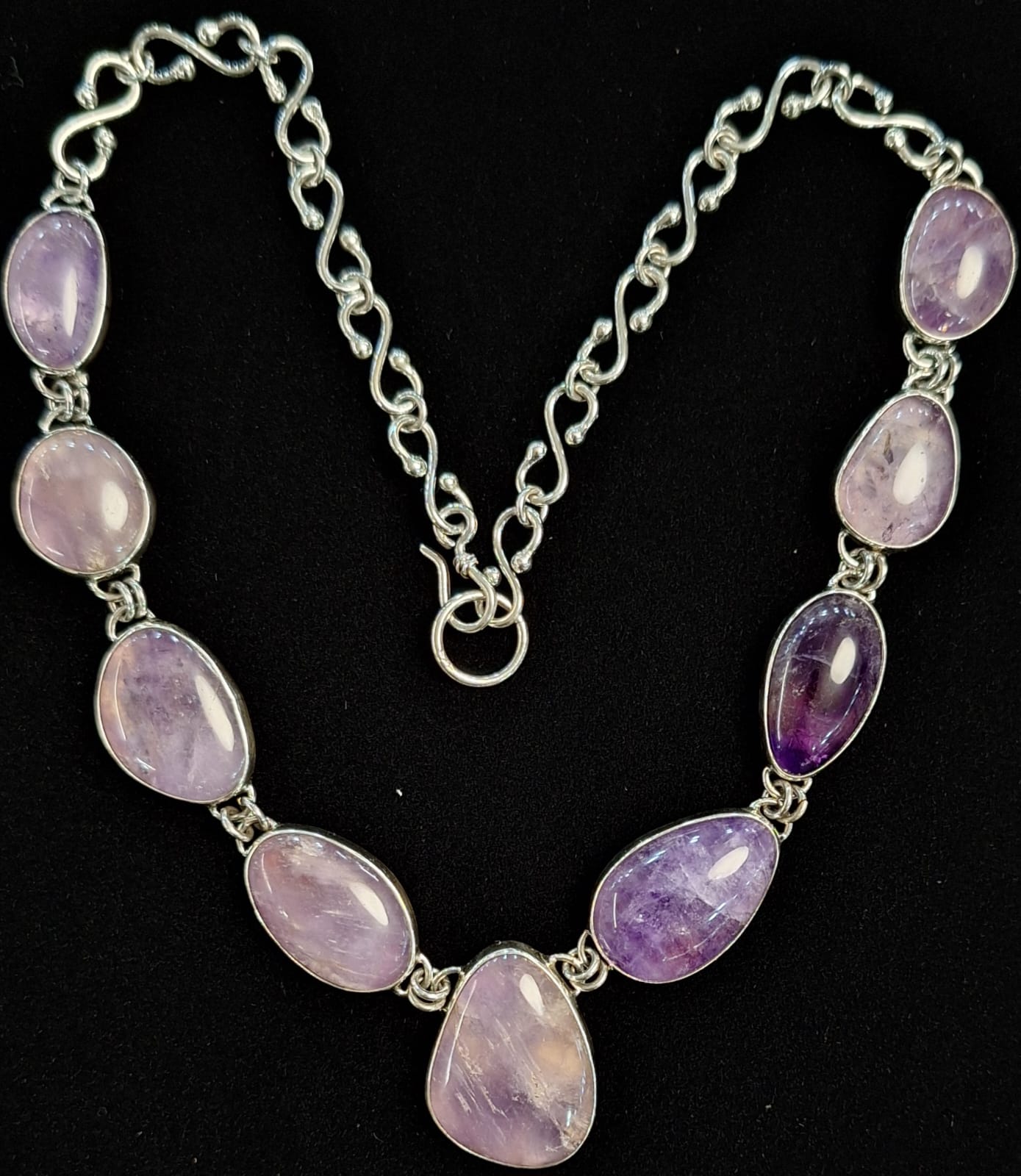 Sello de ley en el interior del collar con incrustacion de amatista en plata ley 950