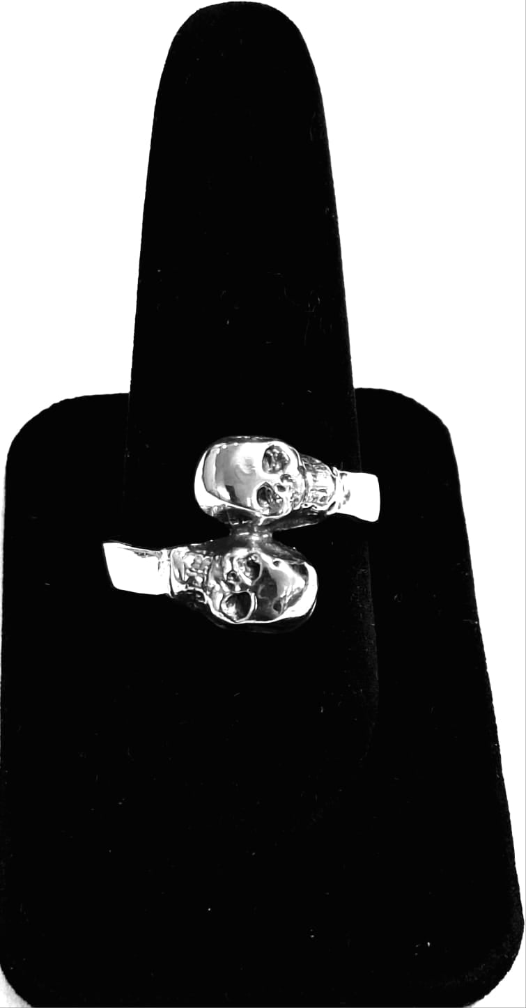 Sello de ley en el interior del anillo doble calavera en plata ley 925