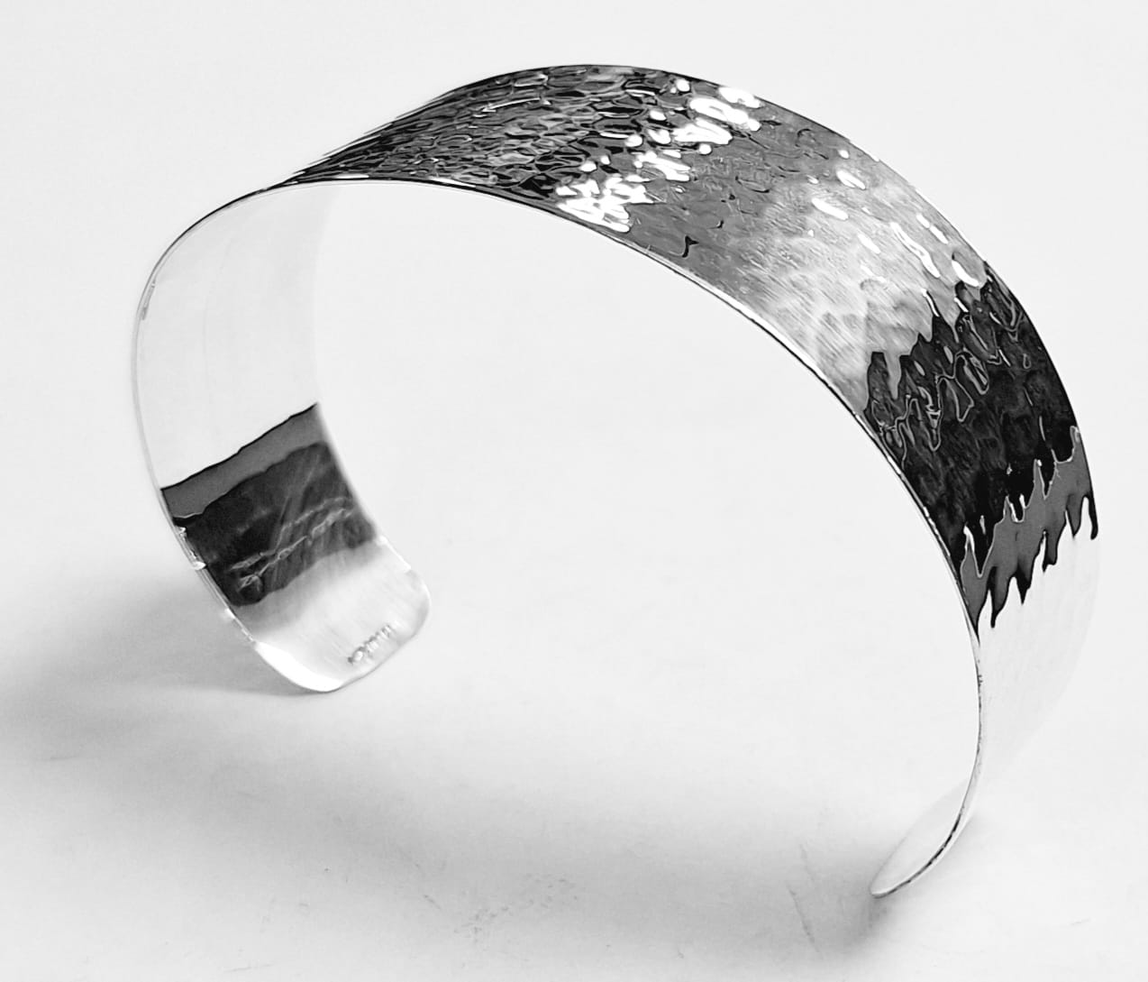 Brazalete Martillado en Plata Ley 925, vista frontal