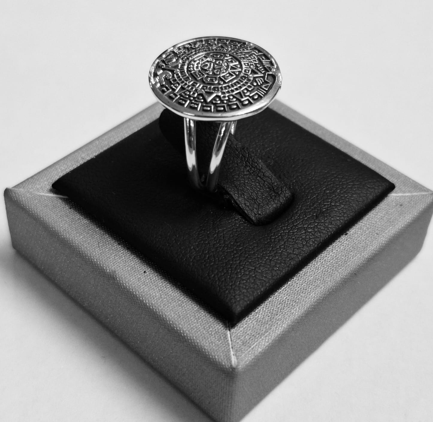 Anillo Calendario Azteca en Plata Ley 925, vista frontal