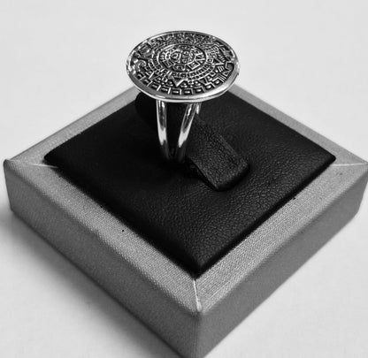 Anillo Calendario Azteca en Plata Ley 925, vista frontal