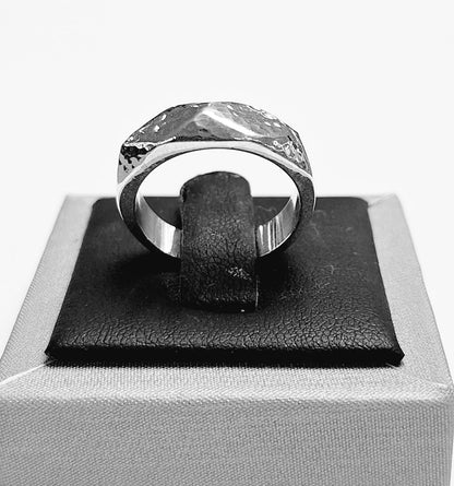Sello de ley en el interior del anillo martillado en plata ley 925