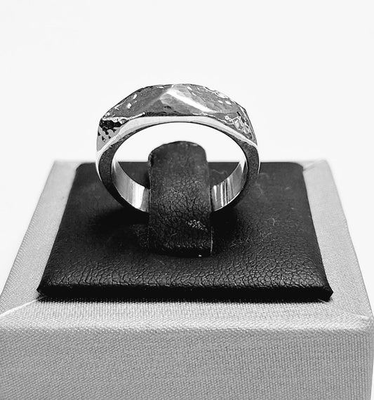 Sello de ley en el interior del anillo martillado en plata ley 925