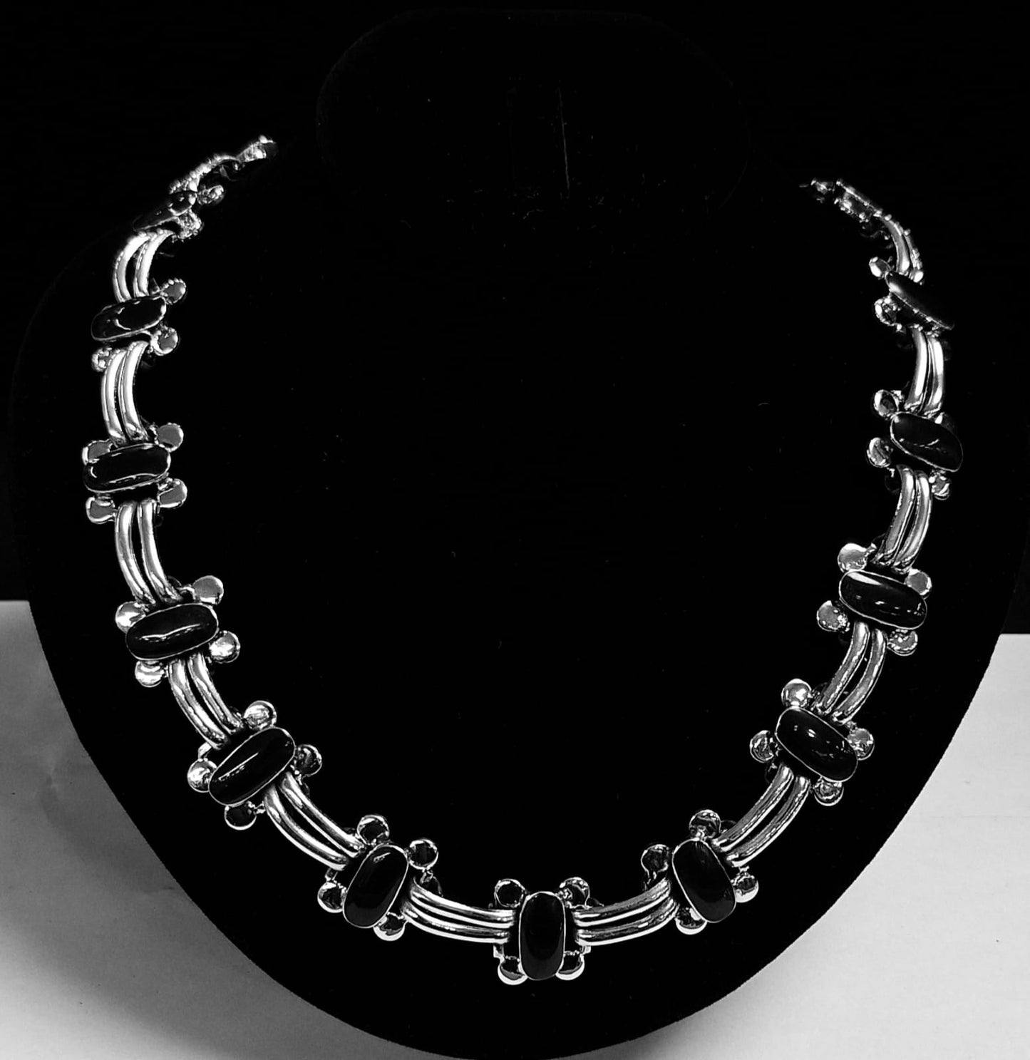 Collar con Incrustaciones de Piedra en Plata Ley 950, vista frontal