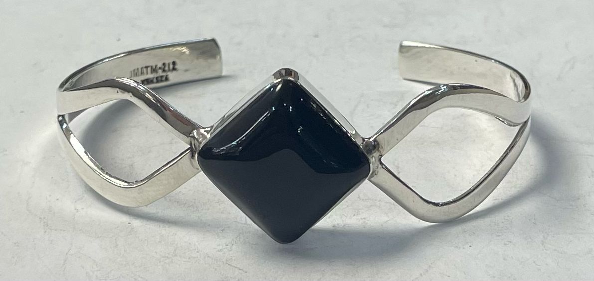 Sello de ley en el interior del brazalete con obsidiana en plata ley 925
