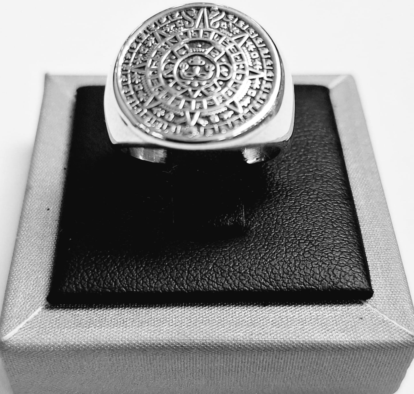 Sello de ley en el interior del anillo calendario azteca en plata ley 925