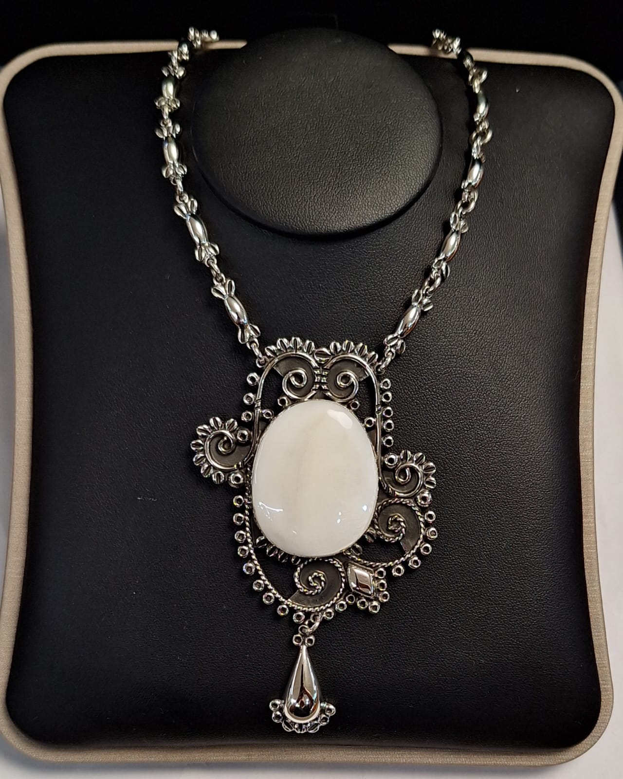 Collar Vintage con Cabujon de Nacar en Plata Ley 950, vista frontal