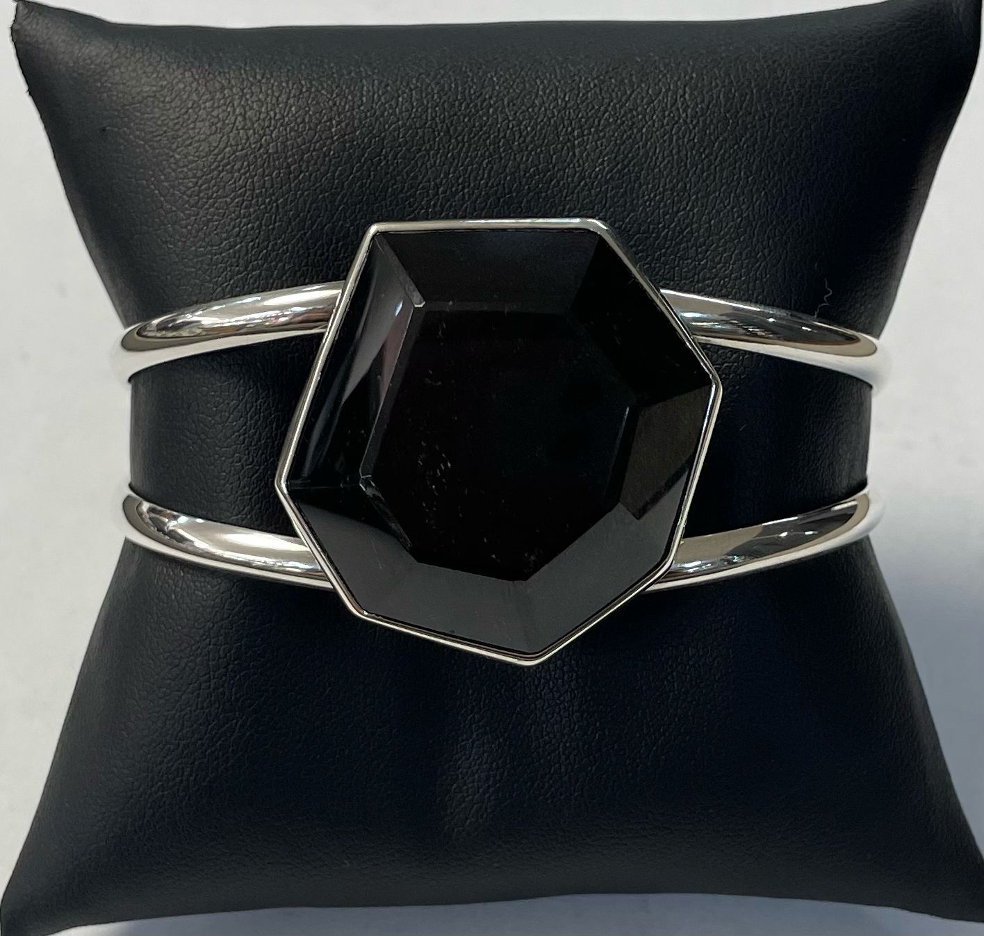 Brazalete con Obsidiana en Plata Ley 950, sello de autenticidad Plata Ley .925
