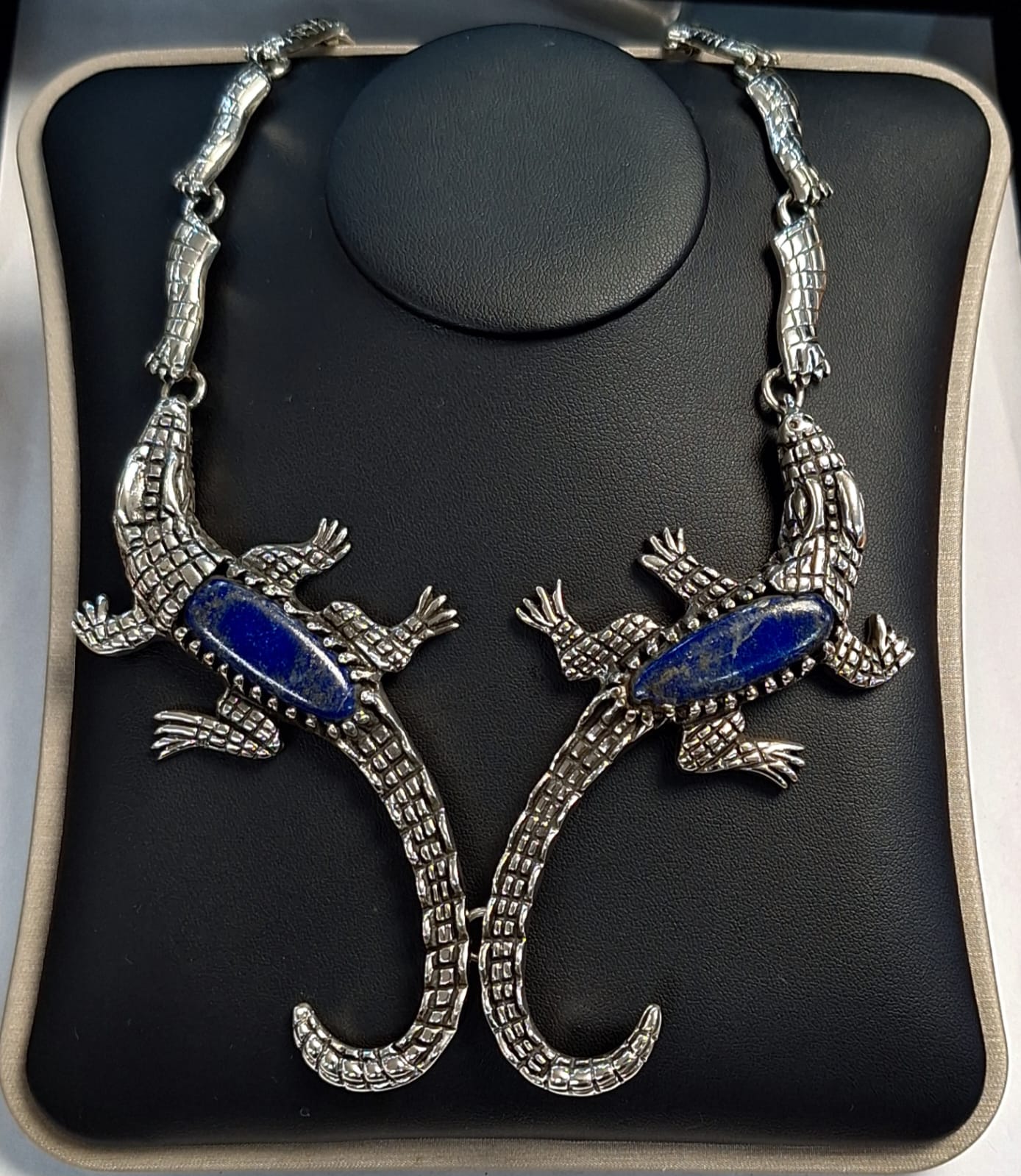 Collar Cocodrilo con Incrustacion de Lapislazuli en Plata Ley 925, vista frontal