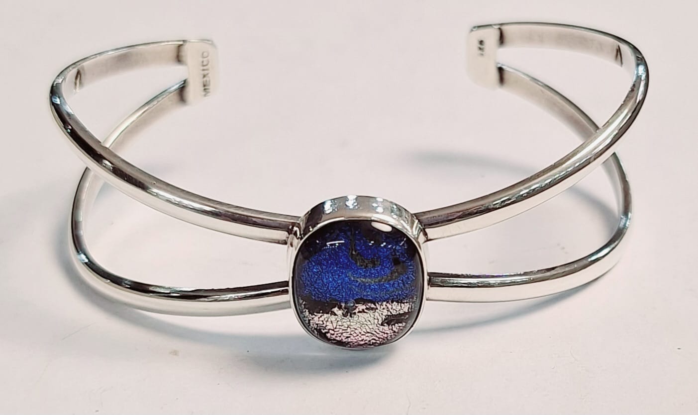 Sello de ley en el interior del brazalete con dicroico en plata ley 925