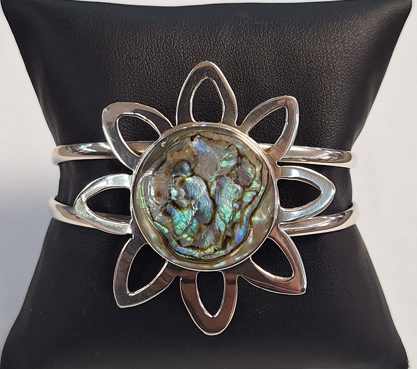 Brazalete con Concha de Abulon en Plata Ley 925, vista frontal