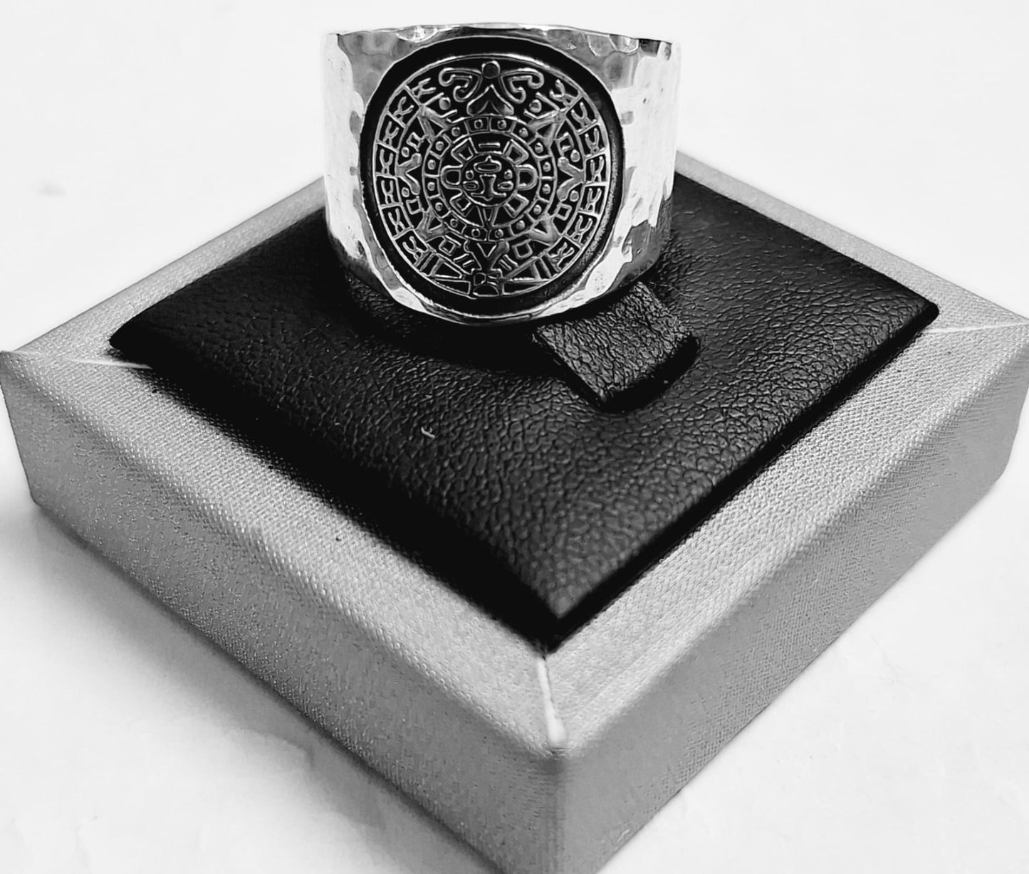 Anillo Martillado con Calendario Azteca en Plata Ley 925, sello de autenticidad Plata Ley .925