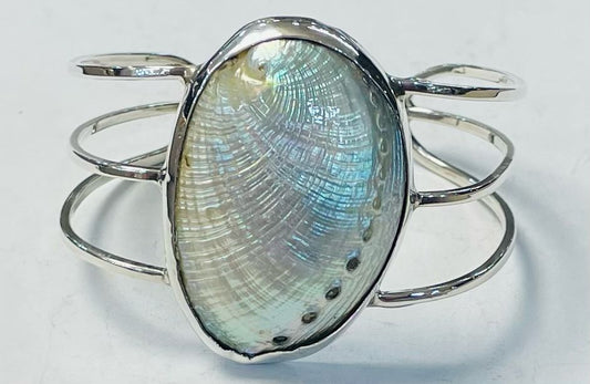 Sello de ley en el interior del brazalete con concha madre perla en plata ley 925