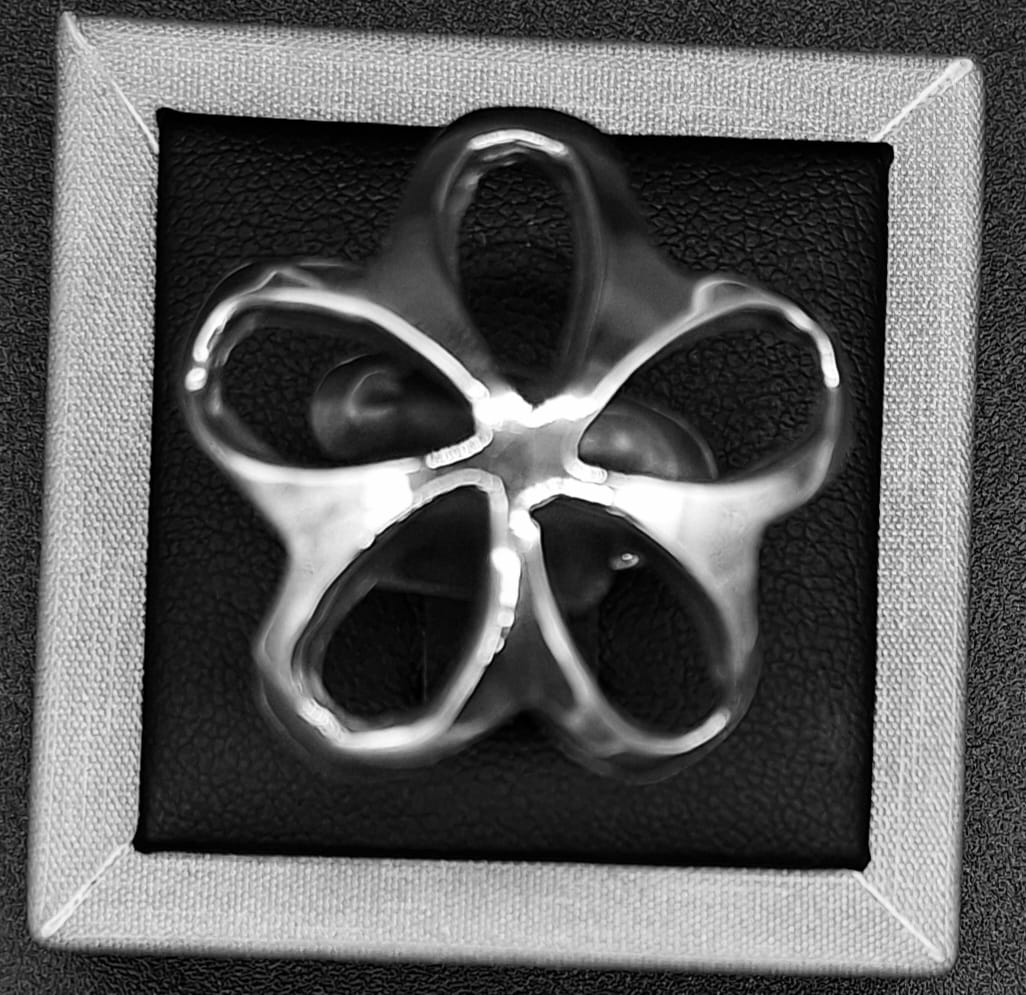 Sello de ley en el interior del anillo flor en plata ley 925