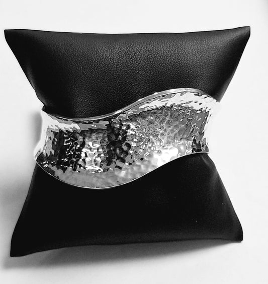 Sello de ley en el interior del brazalete martillado en plata ley 925
