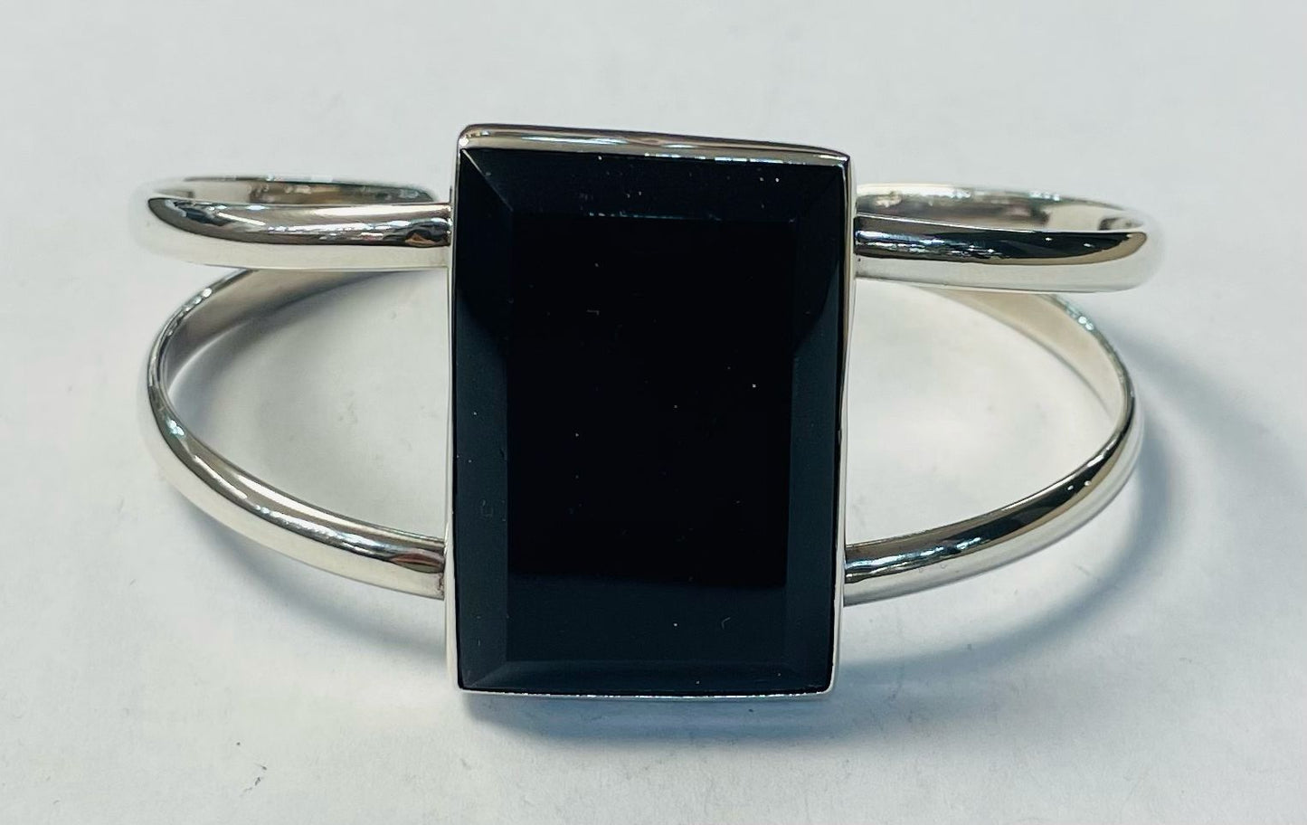 Sello de ley en el interior del brazalete en plata ley 925 con obsidiana