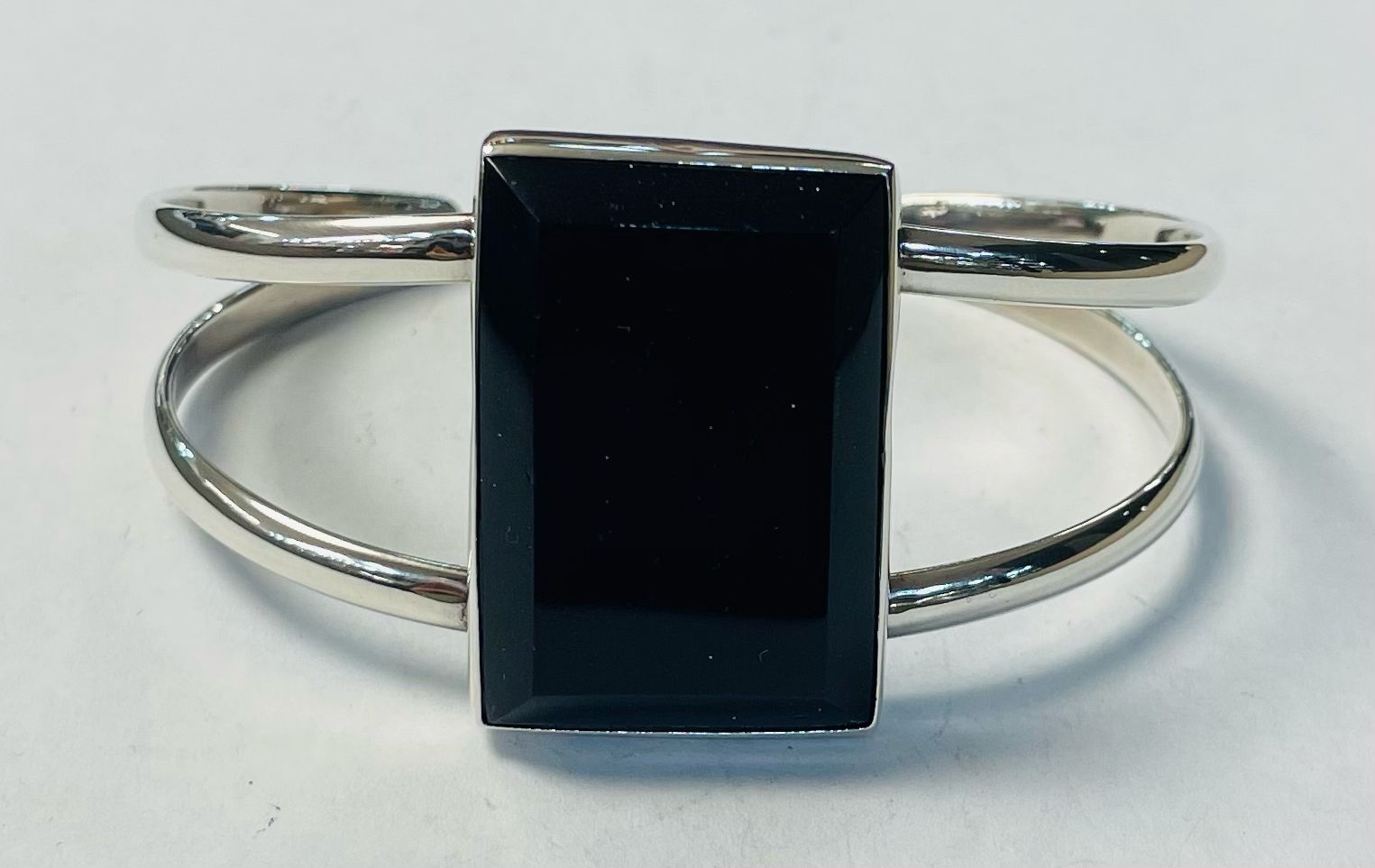 Sello de ley en el interior del brazalete en plata ley 925 con obsidiana