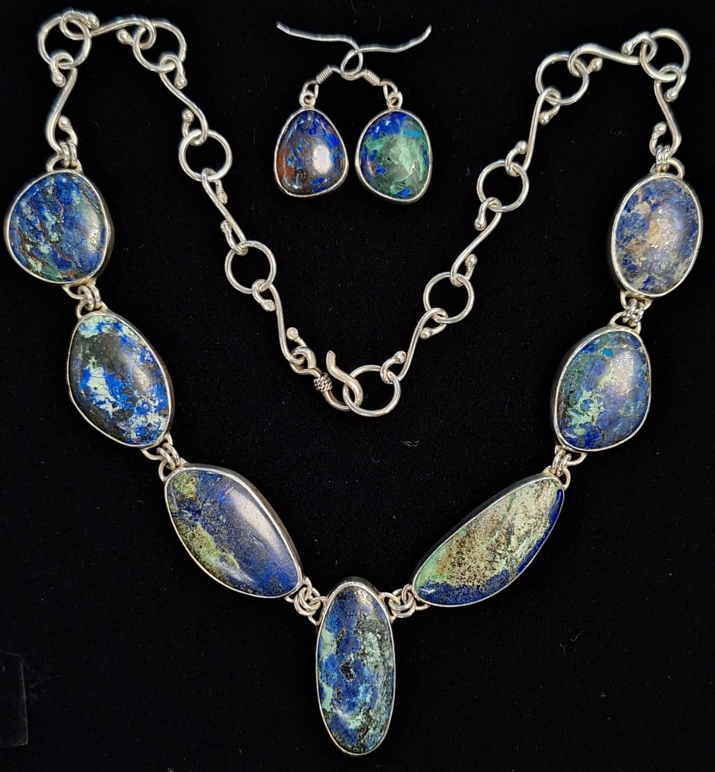 Sello de ley en el interior del set de collar con incrustaciones de azurita en plata ley 950