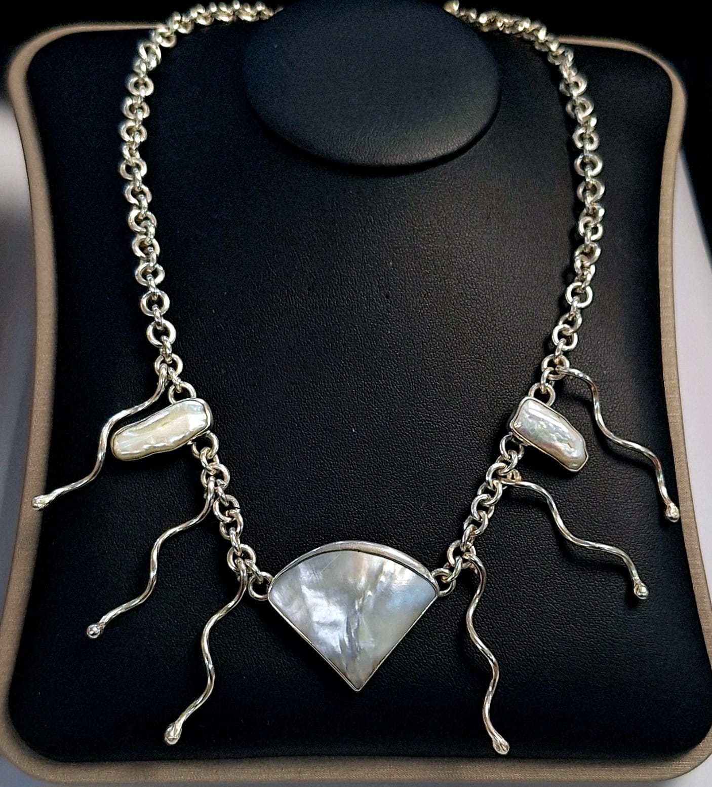 Collar con Incrustaciones de Cabujón de Nácar en Plata Ley 925, sello de autenticidad Plata Ley .925
