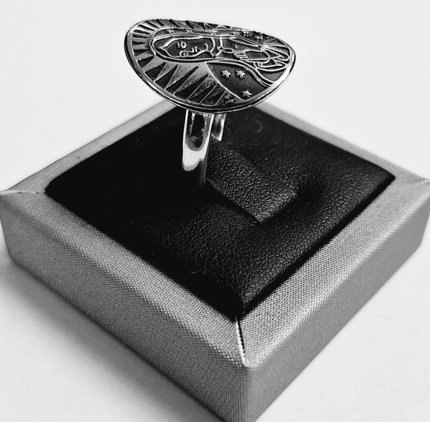 Anillo Virgen de Guadalupe en Plata Ley 925, vista frontal