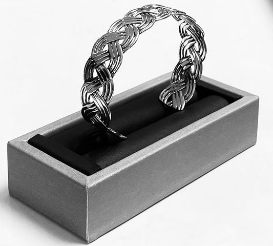 Sello de ley en el interior del brazalete en plata ley 925