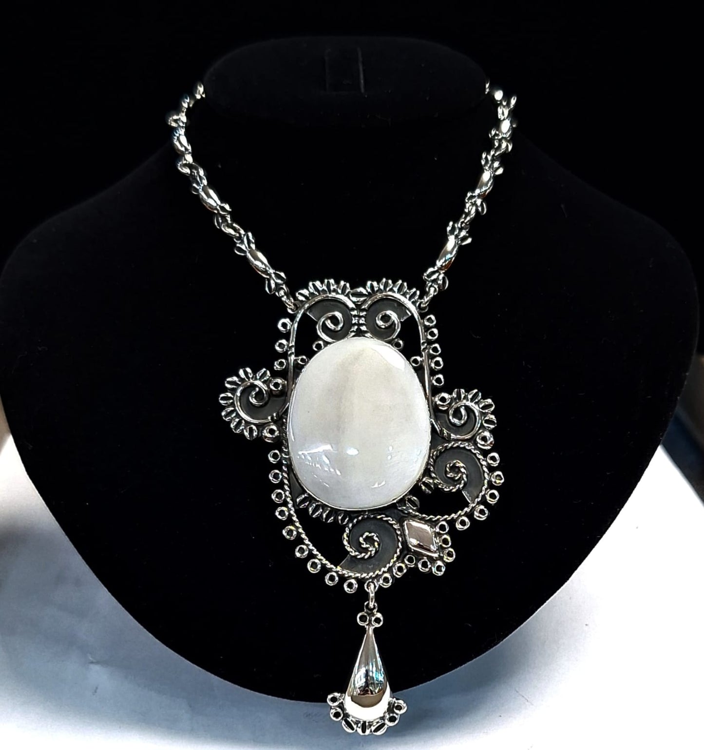 Collar Vintage con Cabujon de Nacar en Plata Ley 950, sello de autenticidad Plata Ley .925