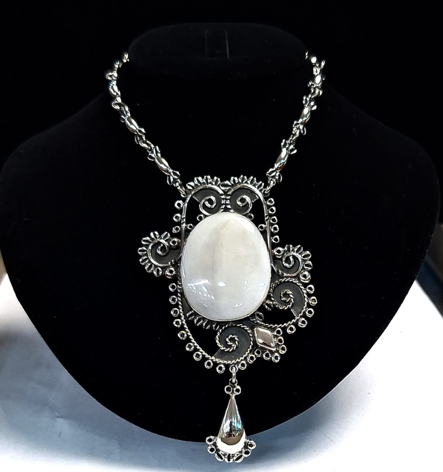 Collar Vintage con Cabujon de Nacar en Plata Ley 950, sello de autenticidad Plata Ley .925