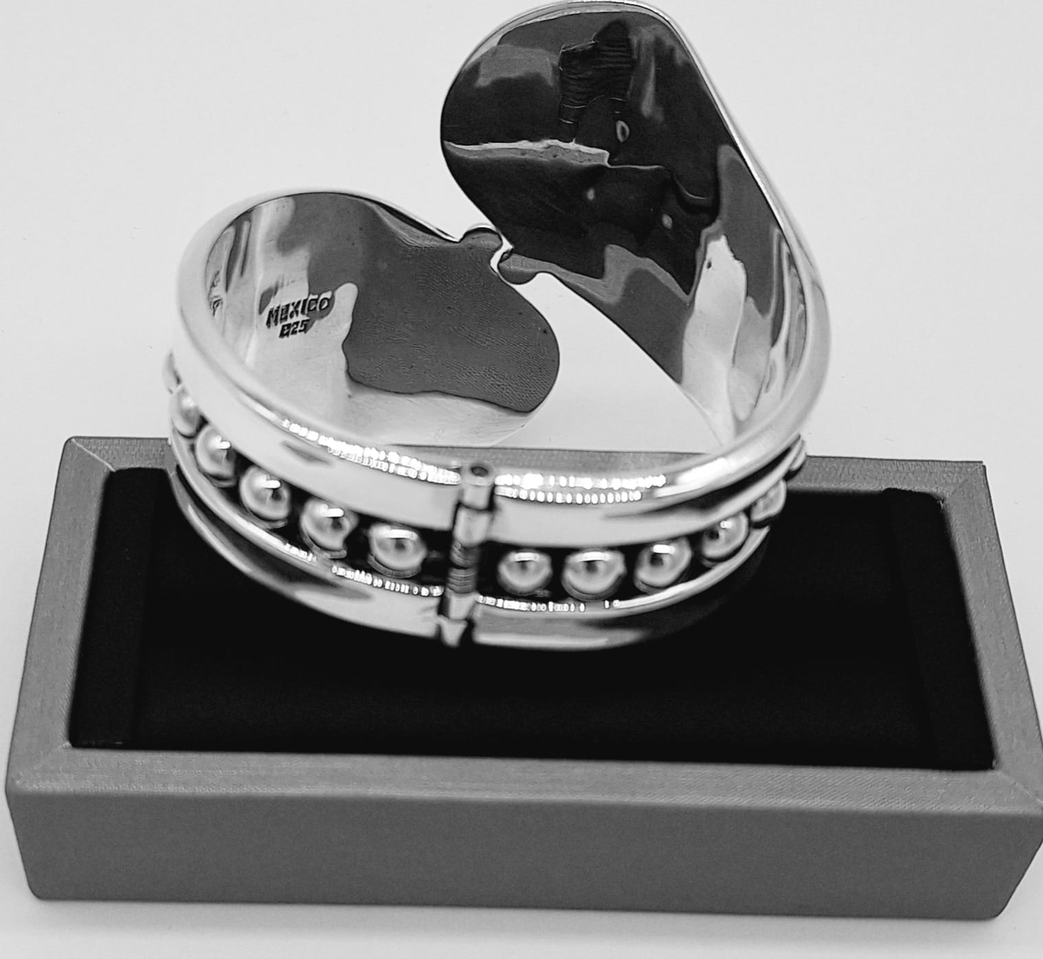 Brazalete Vintage en Plata Ley 925, sello de autenticidad Plata Ley .925