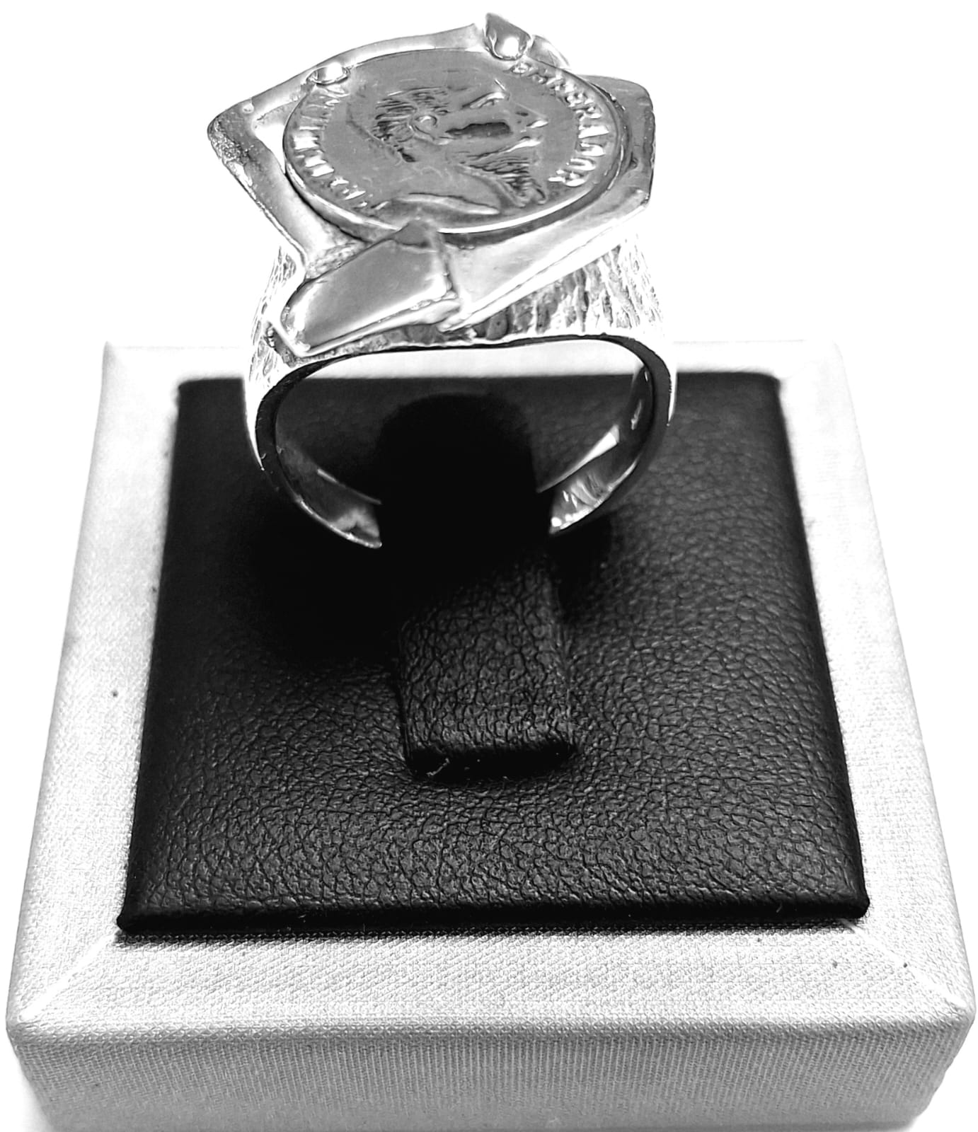 Sello de ley en el interior del anillo moneda en plata ley 925