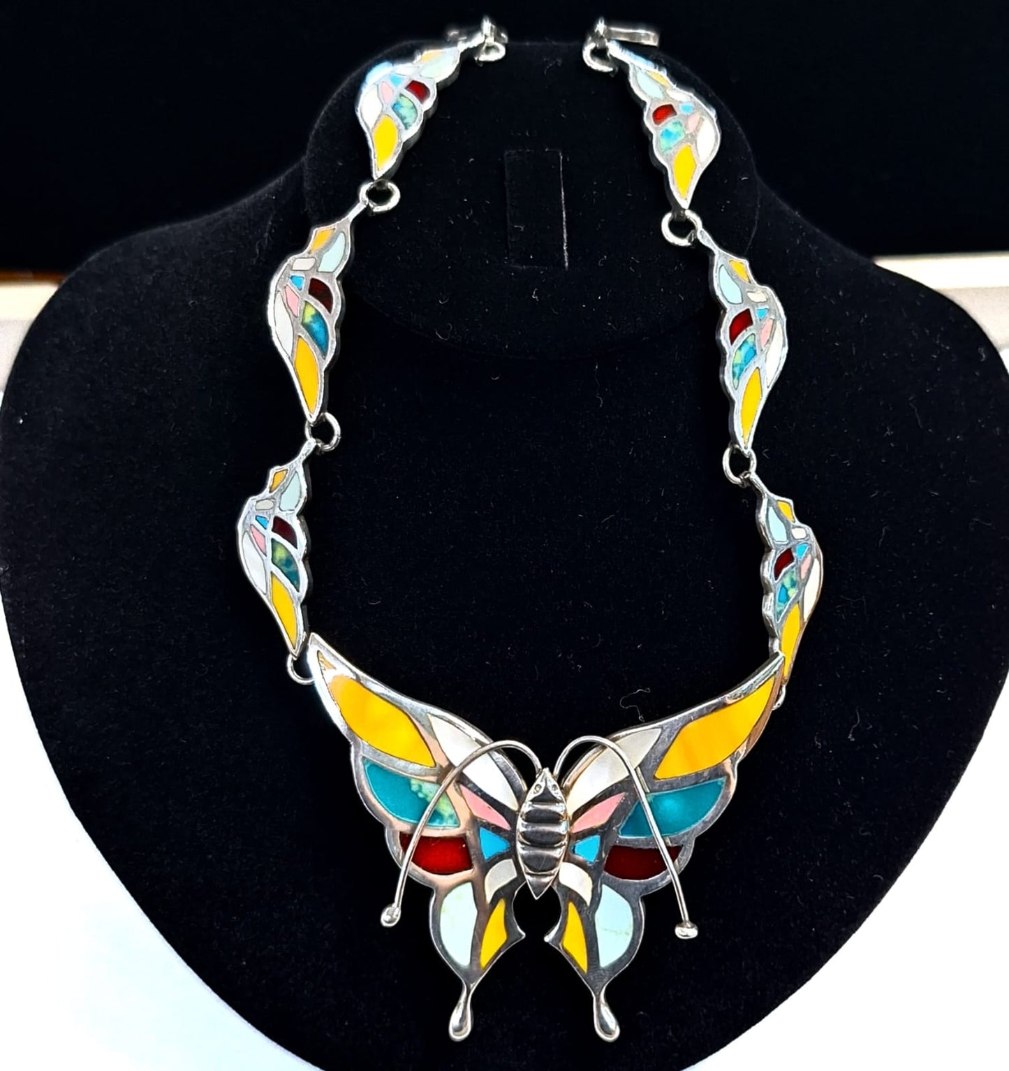 Collar Mariposa con Diferentes Incrustaciones de Piedra en Plata Ley 950, sello de autenticidad Plata Ley .925