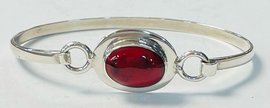 Sello de ley en el interior del brazalete con coral en plata ley 925