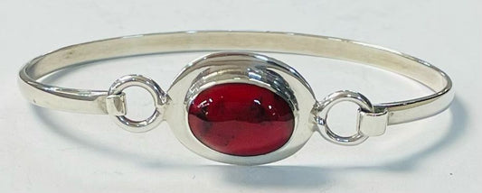 Sello de ley en el interior del brazalete con coral en plata ley 925