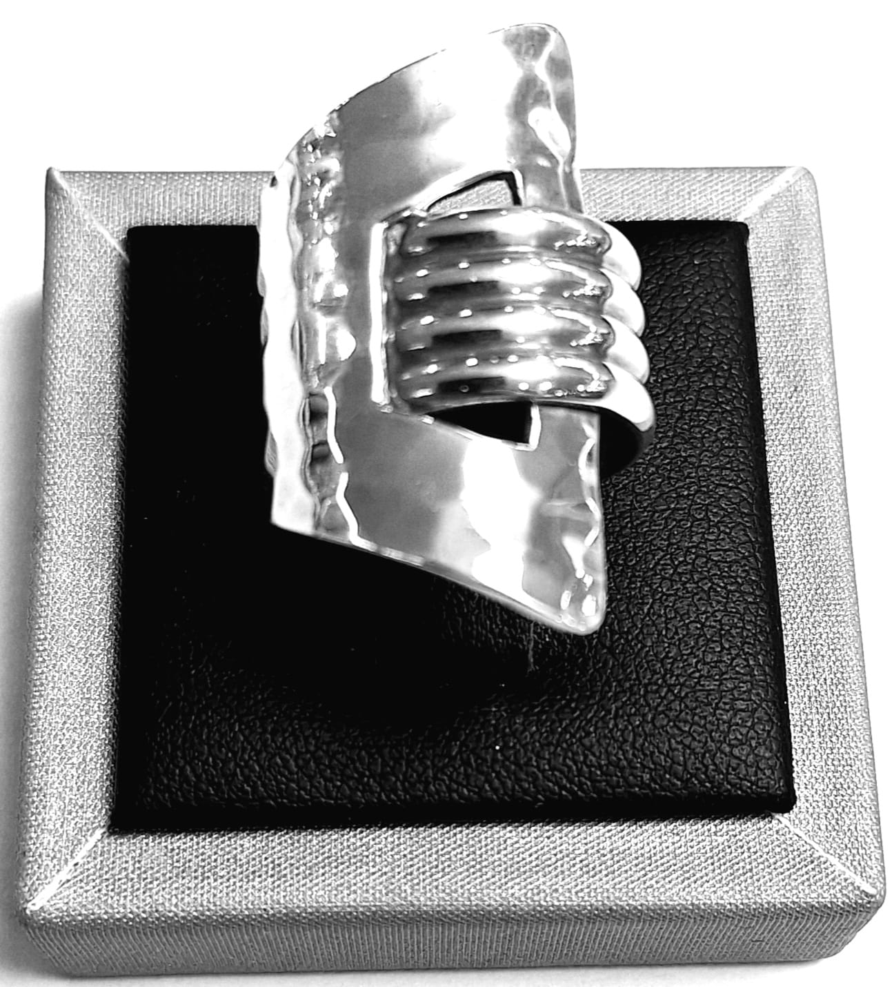 Sello de ley en el interior del anillo martillado en plata ley 925