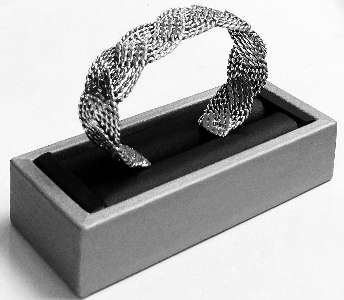 Sello de ley en el interior del brazalete en plata ley 925