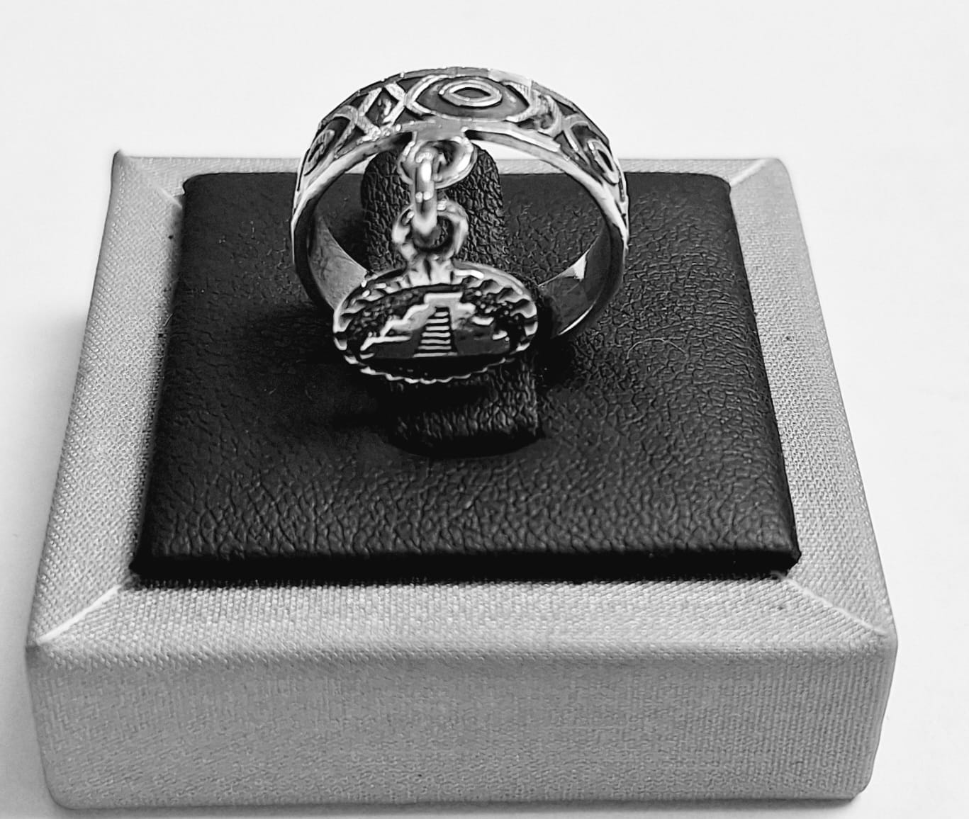 Sello de ley en el interior del anillo con colgante de pirámide en plata 925