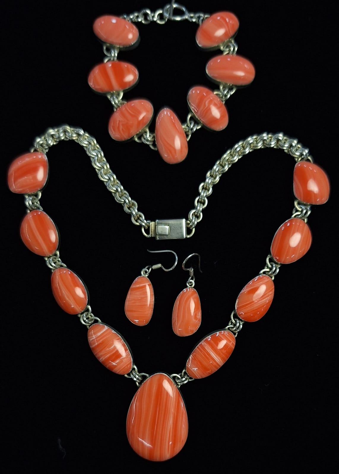 Sello de ley en el interior del set de collar con incrustaciones de piedra en plata ley 950
