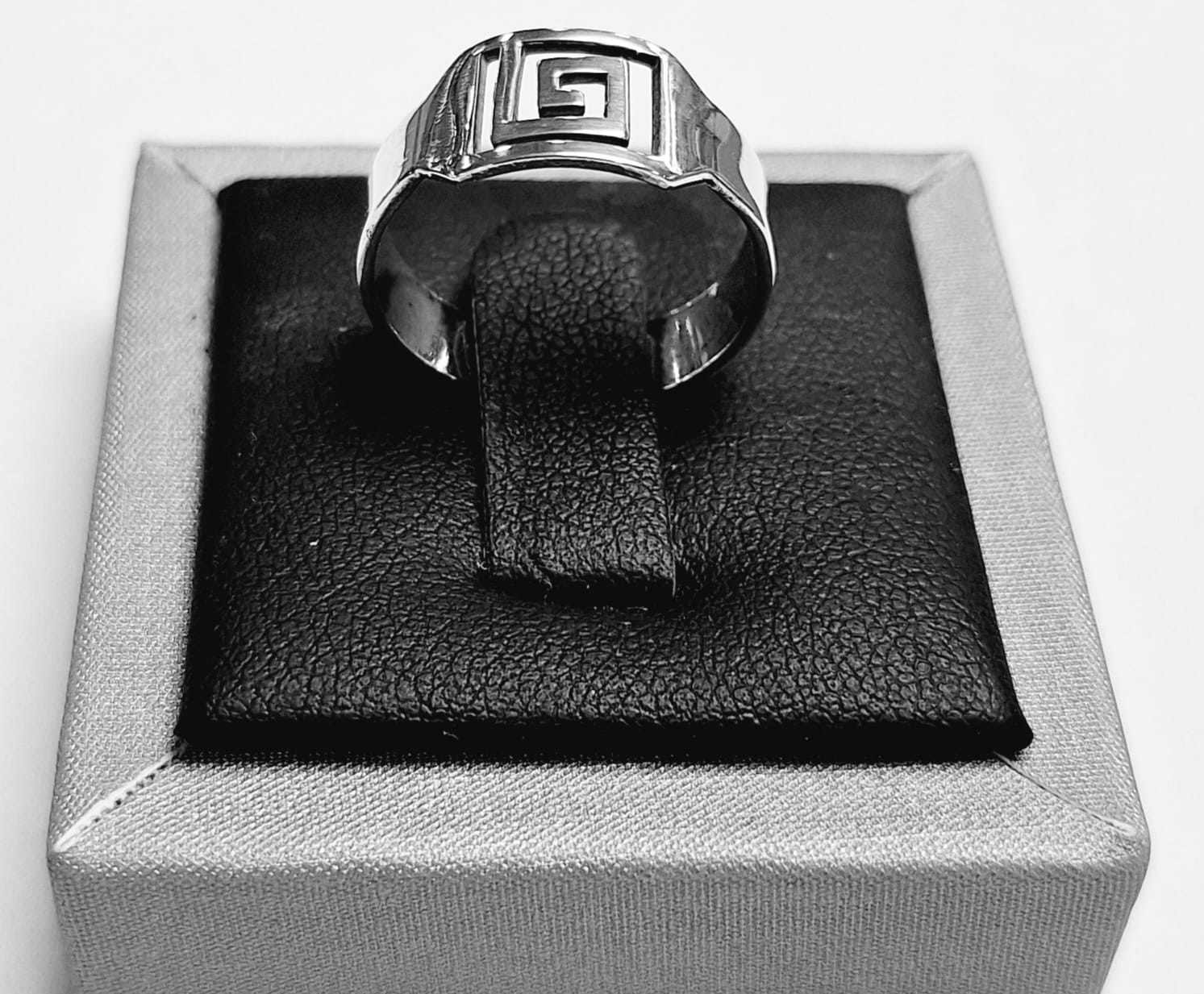Sello de ley en el interior del anillo grecas en plata ley 925