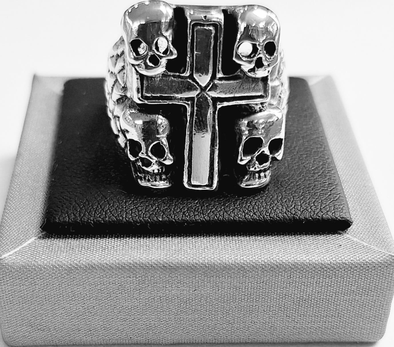 Anillo Cruz con Calavera en Plata Ley 925, sello de autenticidad Plata Ley .925
