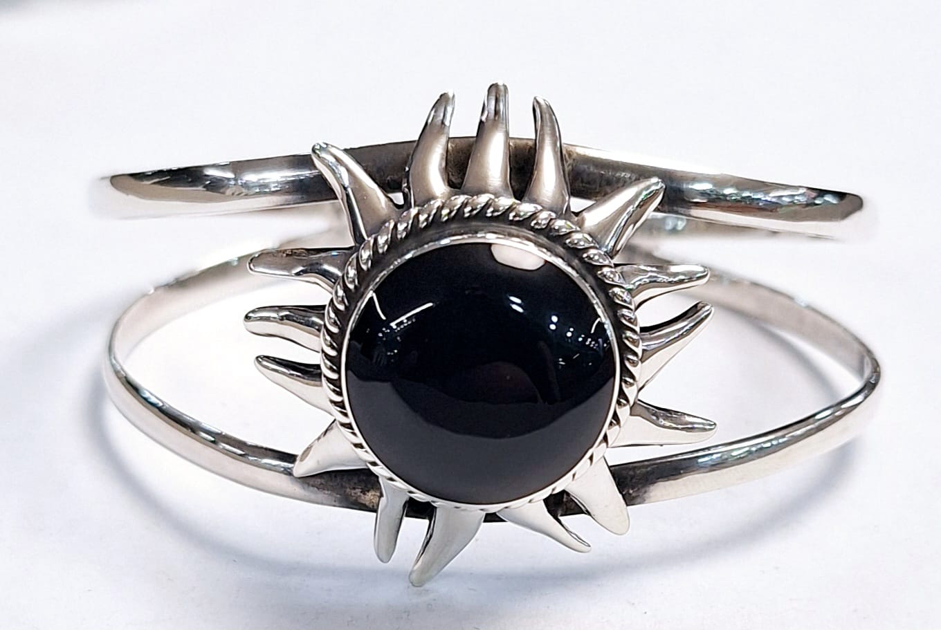 Sello de ley en el interior del brazalete con obsidiana en plata ley 925