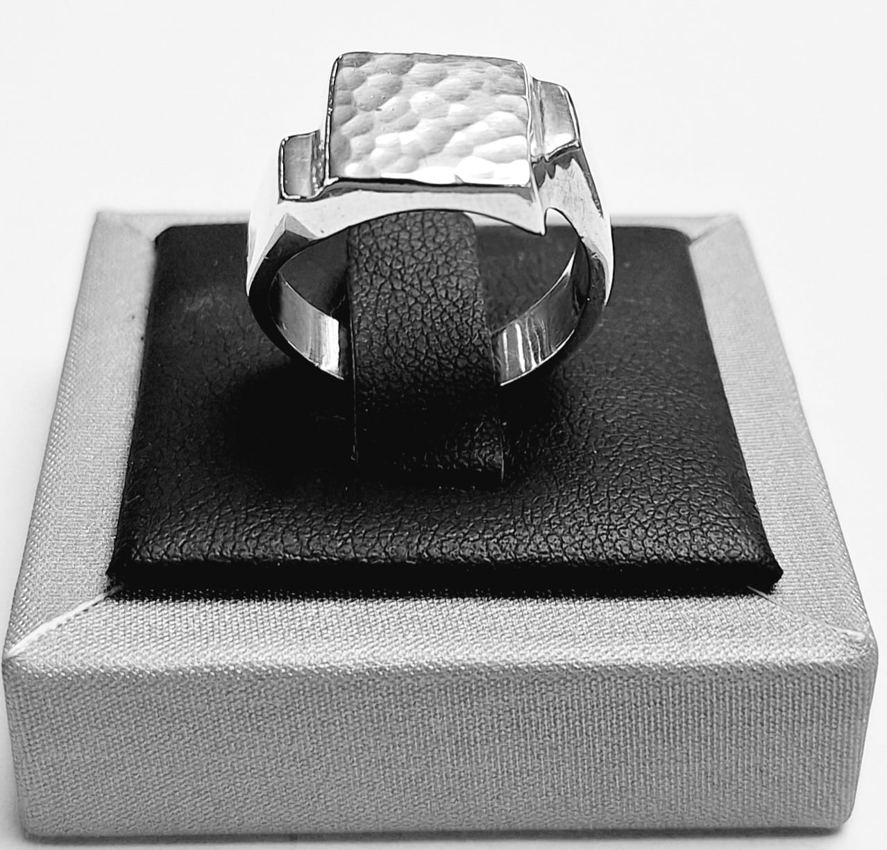 Anillo Martillado en Plata Ley 925, sello de autenticidad Plata Ley .925