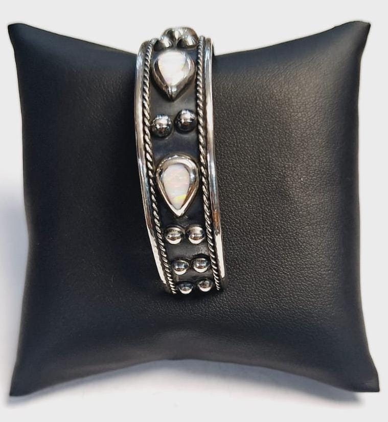 Brazalete con Opalo en Plata Ley 925, sello de autenticidad Plata Ley .925
