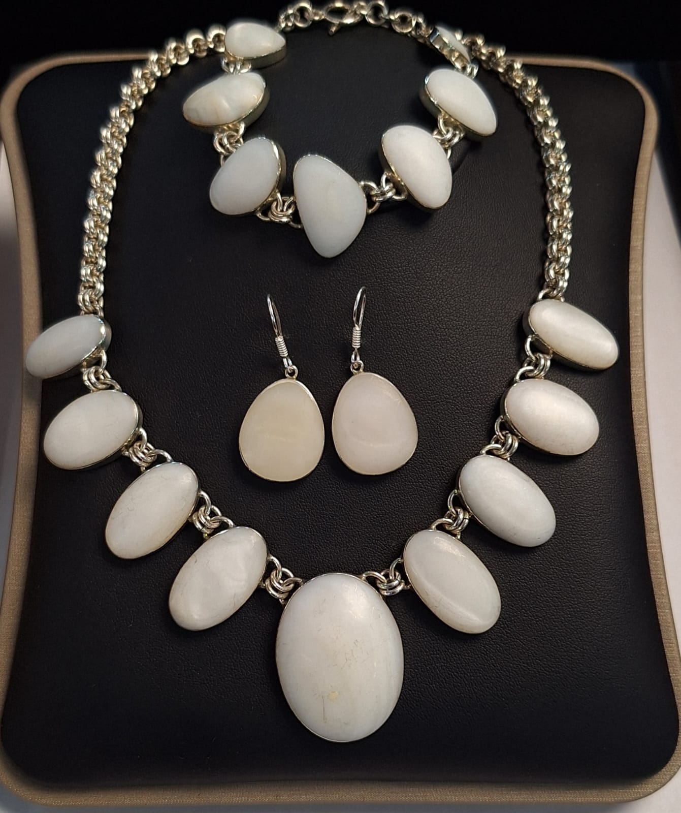Set de Collar con Incrustaciones de Nácar en Plata Ley 950, vista frontal