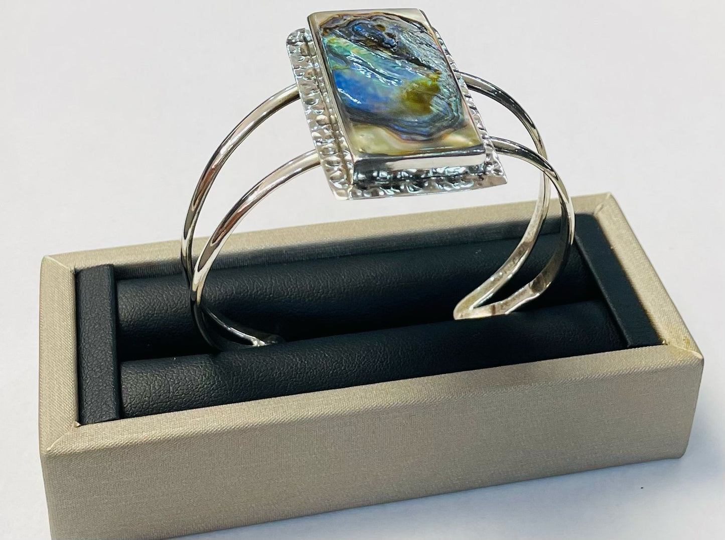 Brazalete en Plata Ley 925 con Concha de Abulon, vista frontal