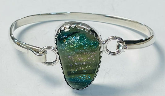 Sello de ley en el interior del brazalete con dicroico en plata ley 925